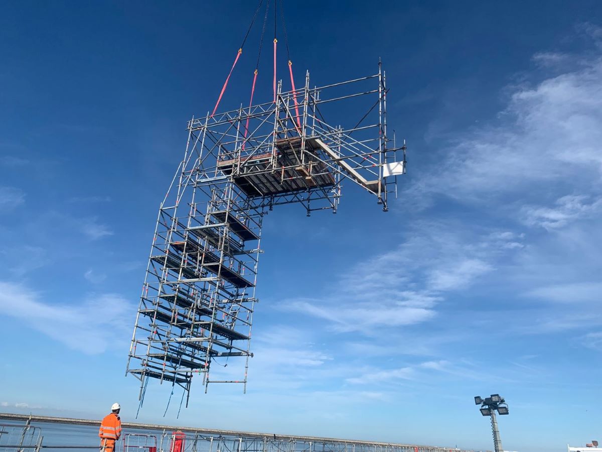 Structure d'échafaudages suspendue au port du Havre